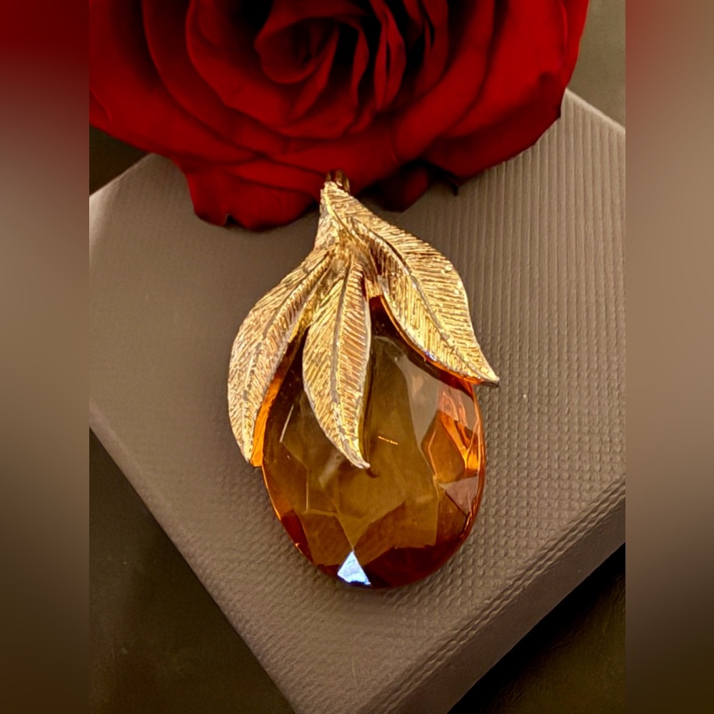 Vintage Gold Tone and Amber Leaf Pendant / Brooch - Picture 11 of 15